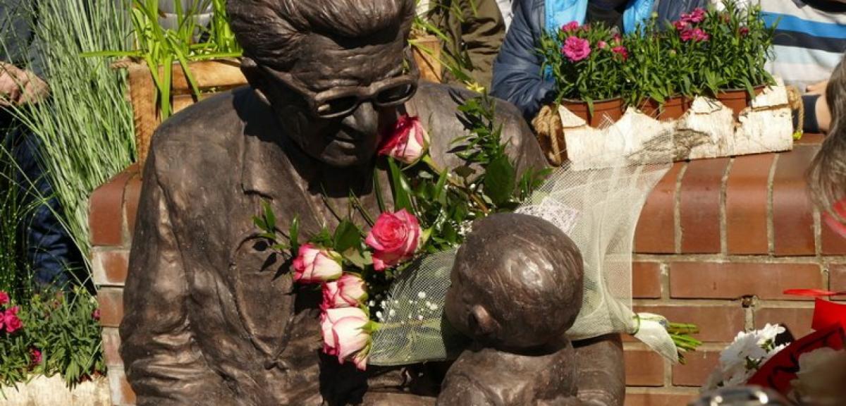 Przy ulicy Klementowskiego stanął pomnik doktora