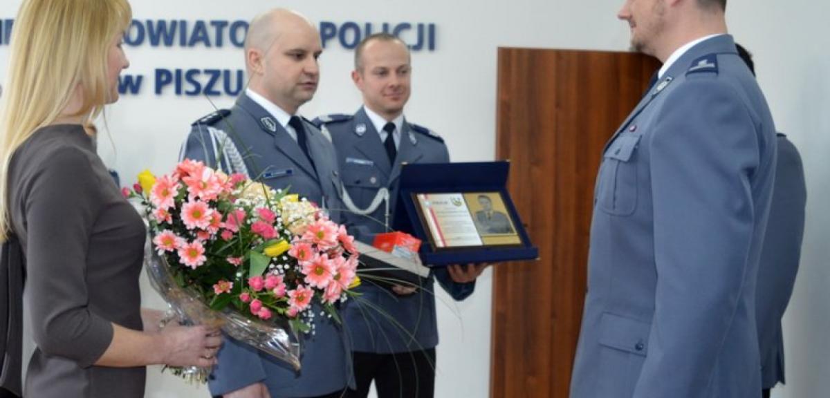 Komendant Policji Radosław Drach żegna się z Piszem