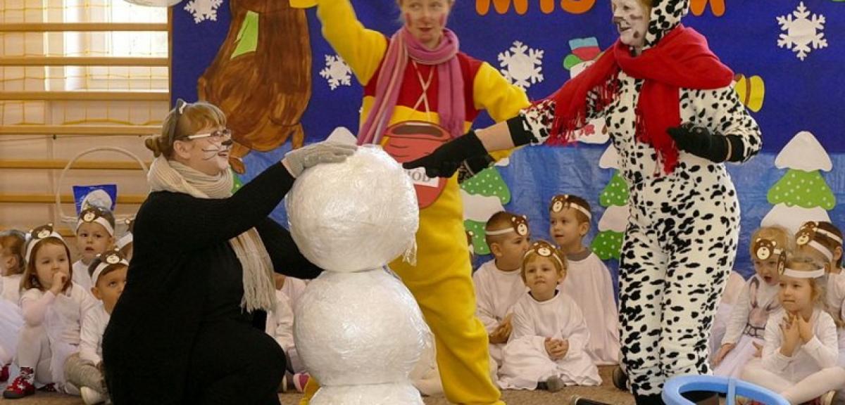 Miś uczył dzieci, jak bezpiecznie bawić się podczas zimy