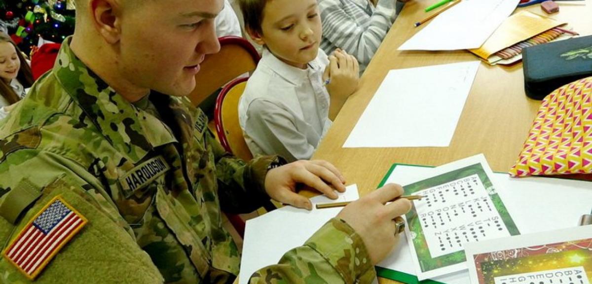 US ARMY w szkolnych ławkach