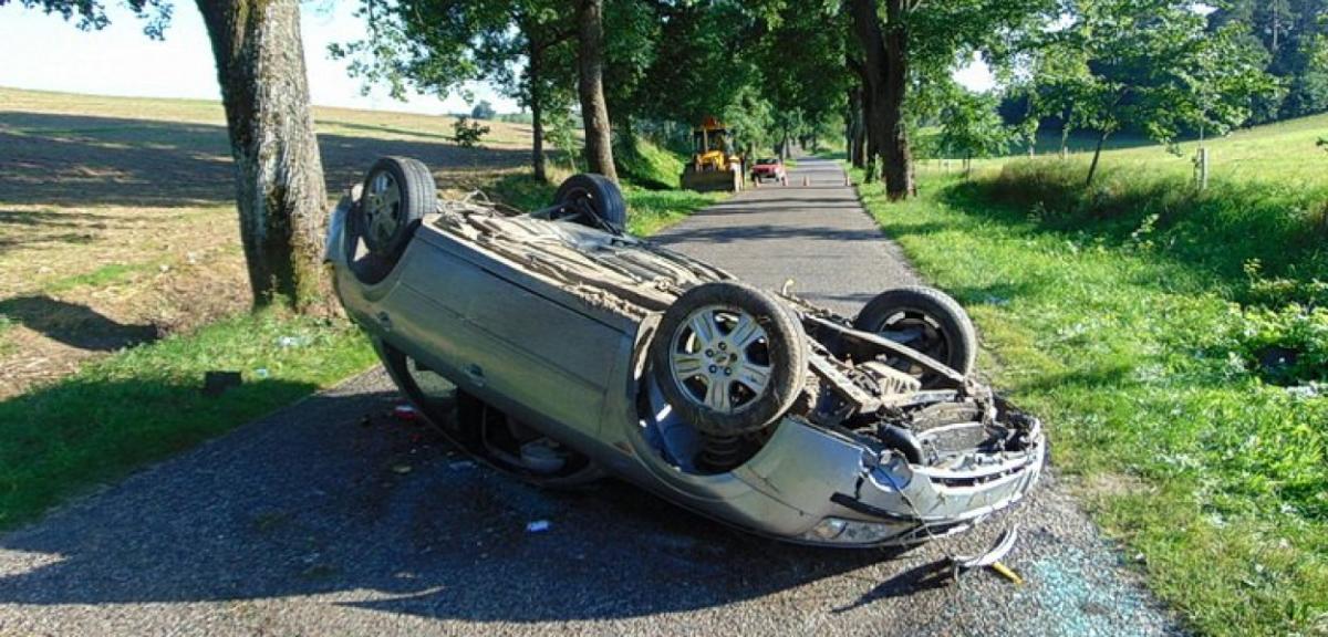 Wypadek pod Kumielskiem. Dachowało auto.