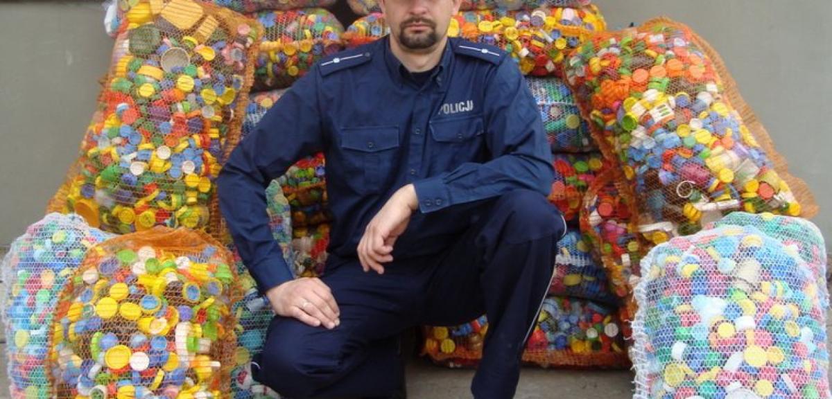 Dzielnicowy z Komisariatu Policji w Białej Piskiej pomaga chorym dzieciom 