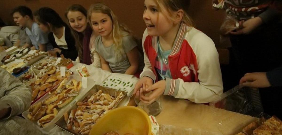 Uczniowie SP1 handlowali smakołykami w szczytnym celu