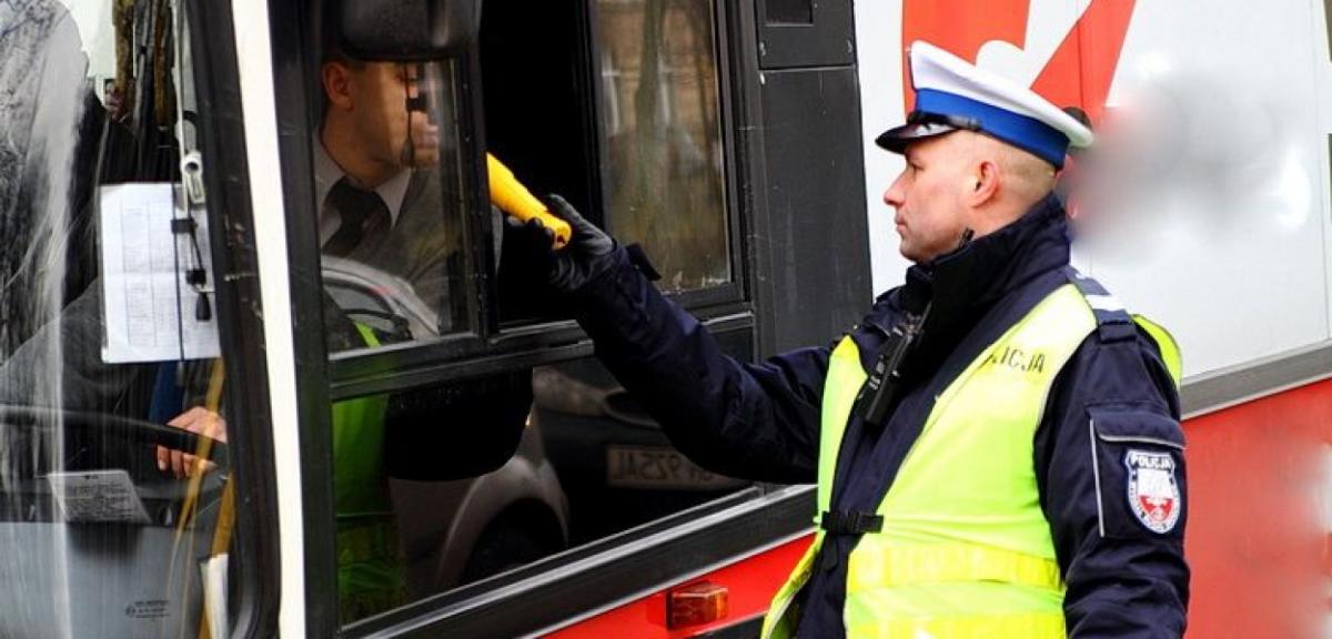 Nietrzeźwy kierowca autobusu wiózł dzieci do szkoły