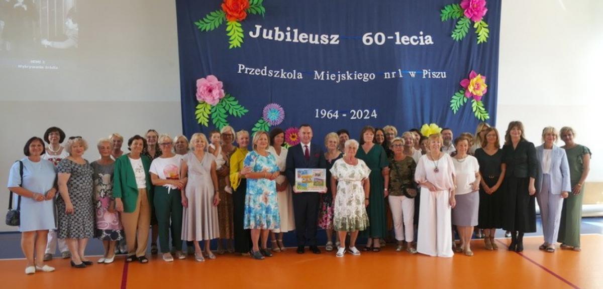  Oglądając program o pracy policjantów postanowił wezwać patrol dla…