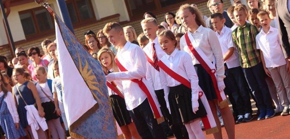Słoneczny apel w Jedynce rozpoczął nowy rok szkolny