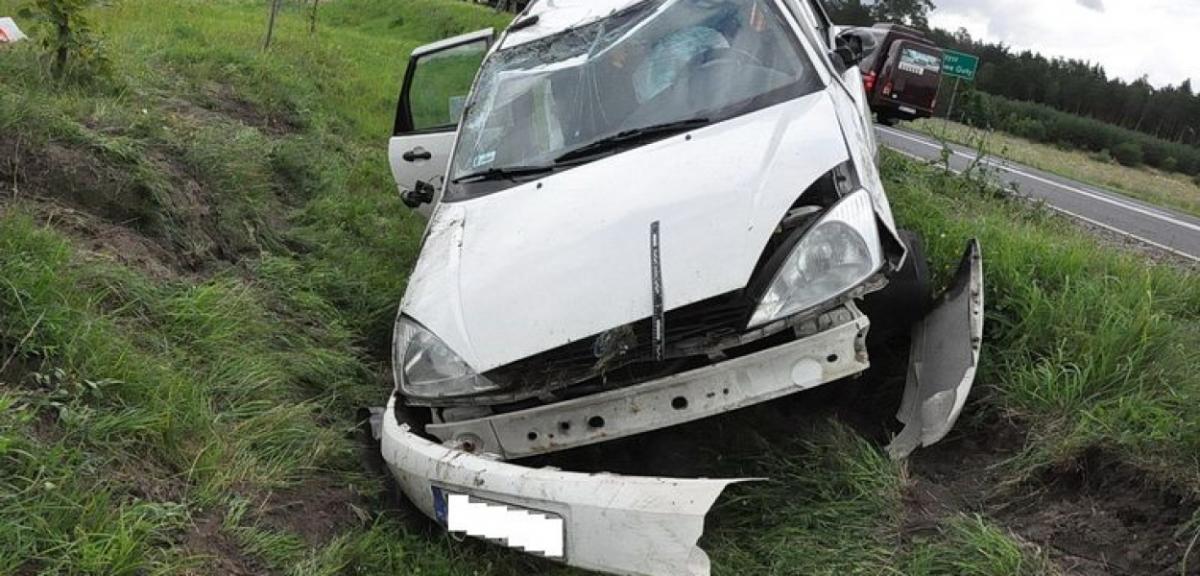Zasnął za kierownicą i uderzył w jadący z przeciwka samochód 