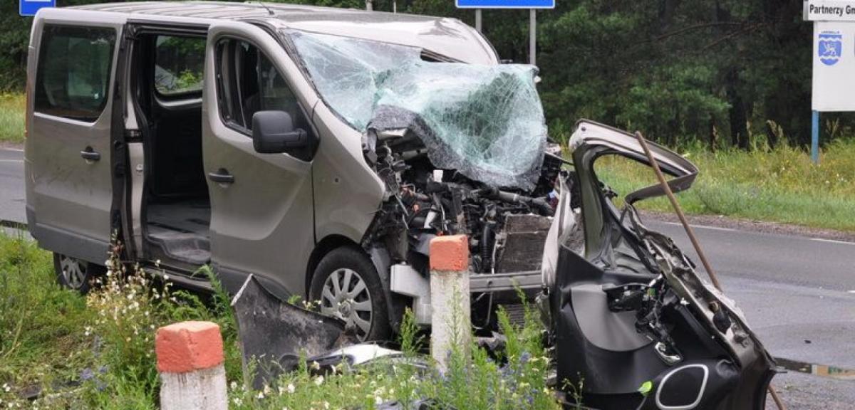 Bus roztrzaskał się o tył ciężarówki