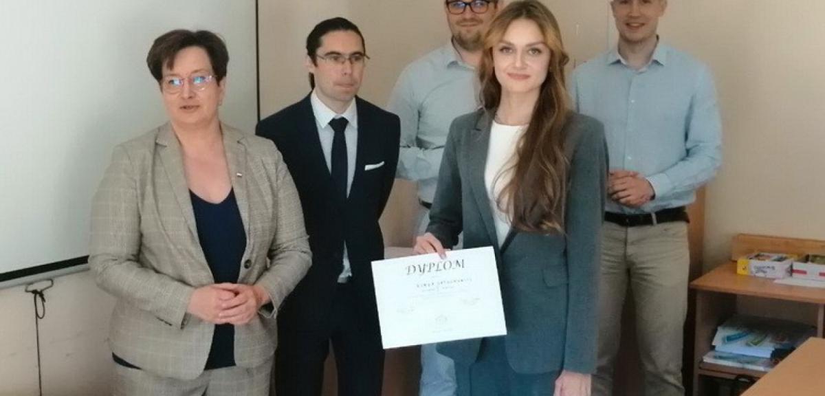  Był poszukiwany, spowodował kolizję, uderzył w drzewo i jechał bez…