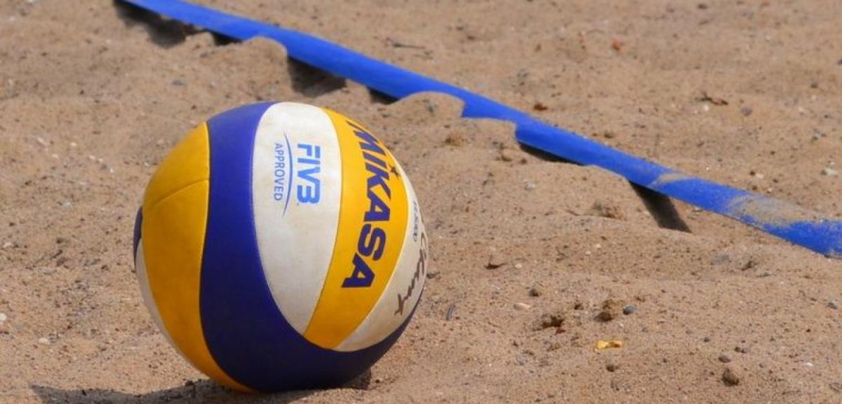 Siatkarskie spotkanie na plaży miejskiej 
