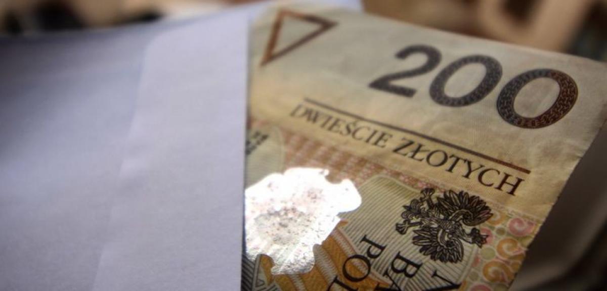  Kierowca ciężarówki chciał przekupić policjantki proponując im 200…