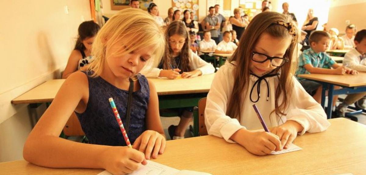 Dzieci i młodzież ponownie w ławkach szkolnych