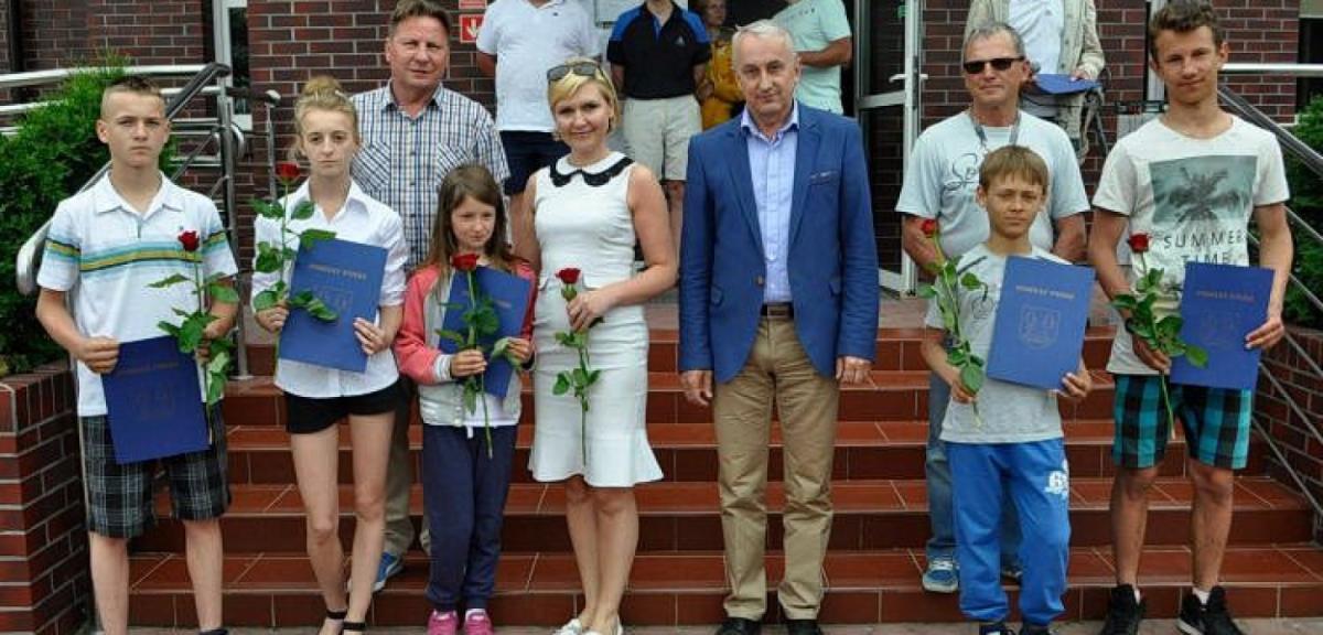 Pływali o puchary burmistrza i starosty