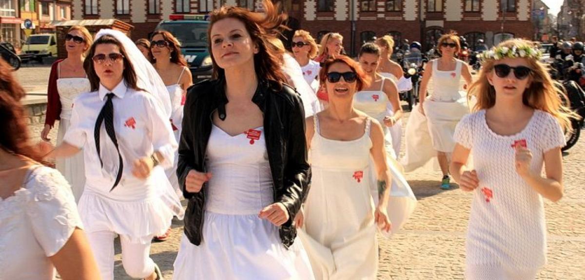 Piszanki pobiegły w sukniach ślubnych