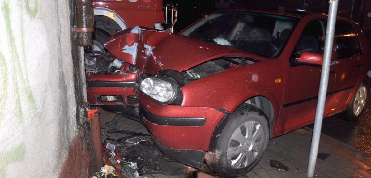 VW golfem uderzył w budynek. Kierowca miał blisko 1,5 promila