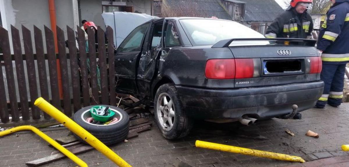 Audi wpadło w poślizg i zatrzymało się tuż przed budynkiem mieszkalnym