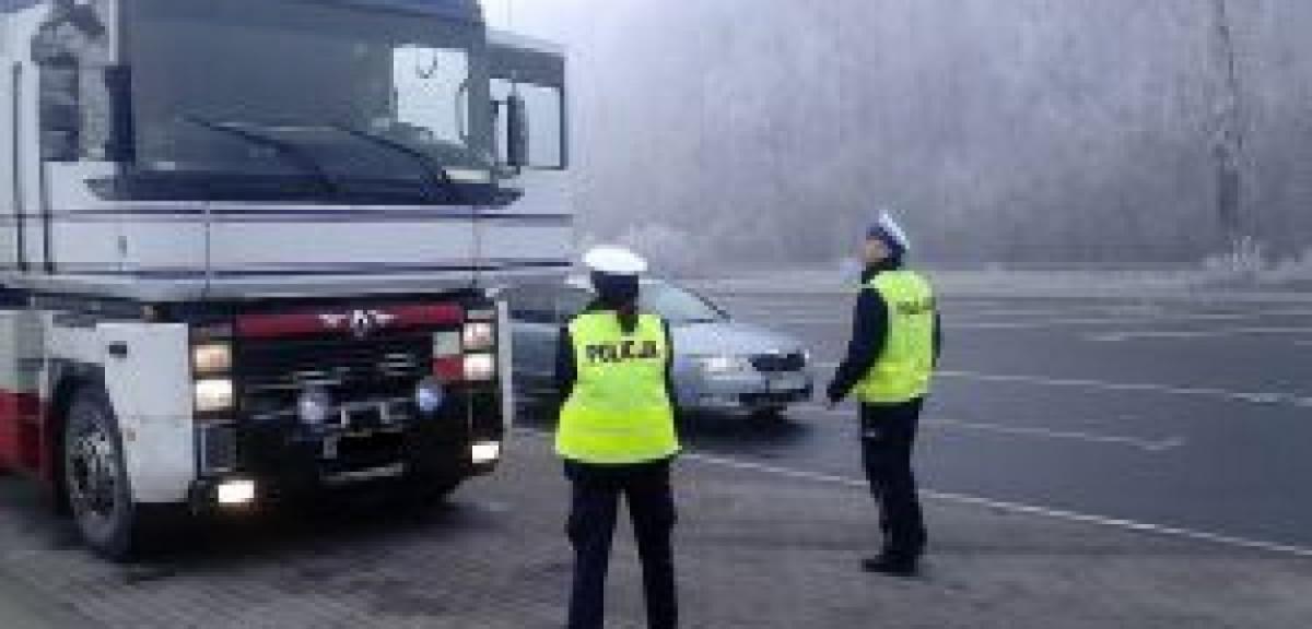 Policjanci sprawdzali ciężarówki i autobusy