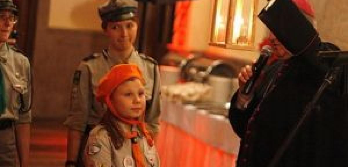 Harcerze przekazali Światełko Betlejemskie