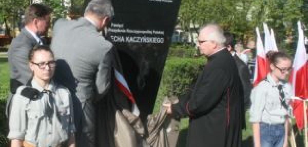 Przy rondzie Kaczyńskiego odsłonięto tablicę Kaczyńskiego