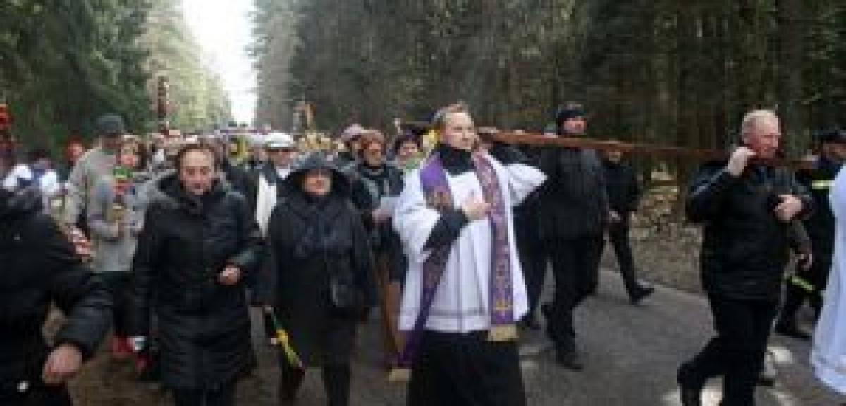 Wierni nieśli ukrzyżowanego Chrystusa