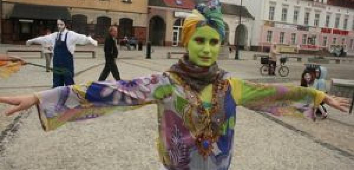 Żywe rzeźby na Placu Daszyńskiego