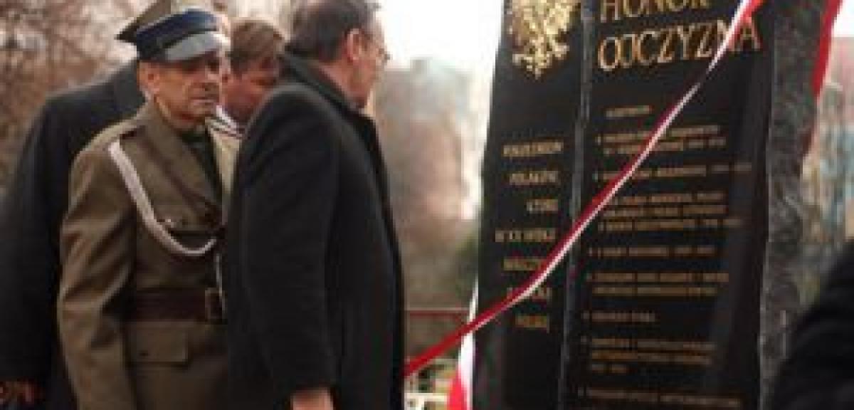 Odsłonili pomnik, inscenizowali wyzwolenie