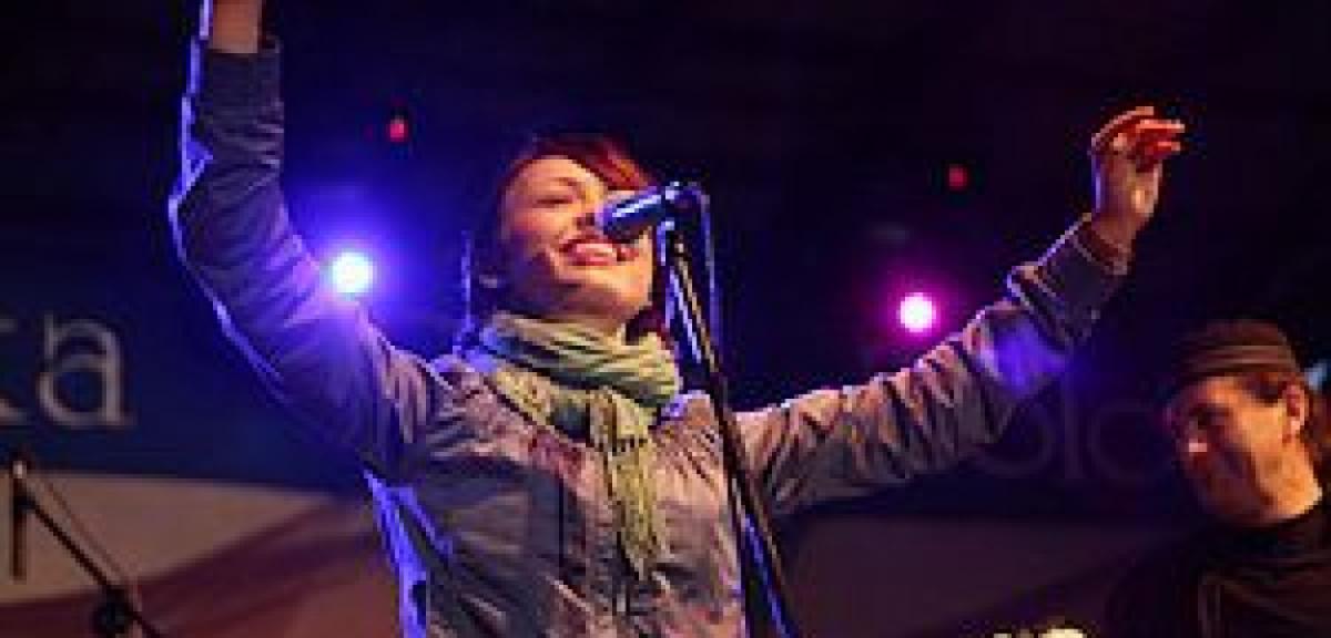 Koncert pod parasolami