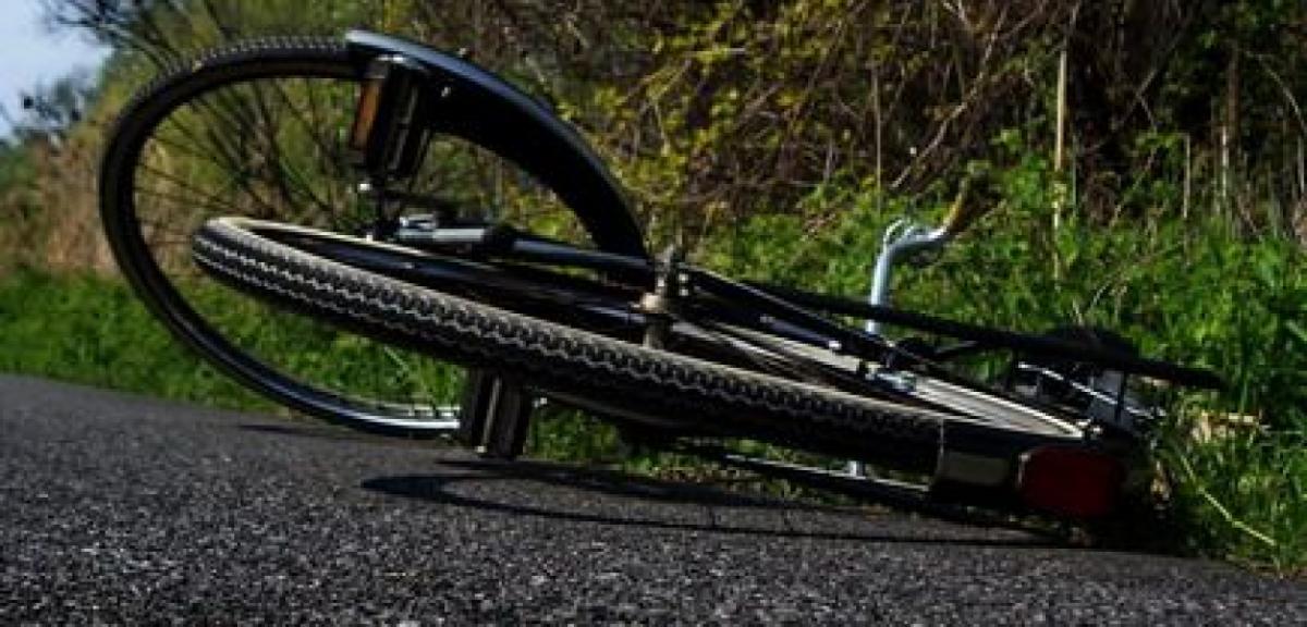 Kierowca citroena potrącił nieoświetlonego rowerzystę