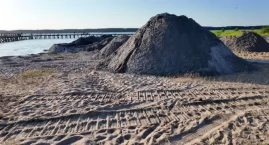 Spóźnione prace na plaży miejskiej w Piszu. Woda jak w Gangesie, nie jak na Mazurach