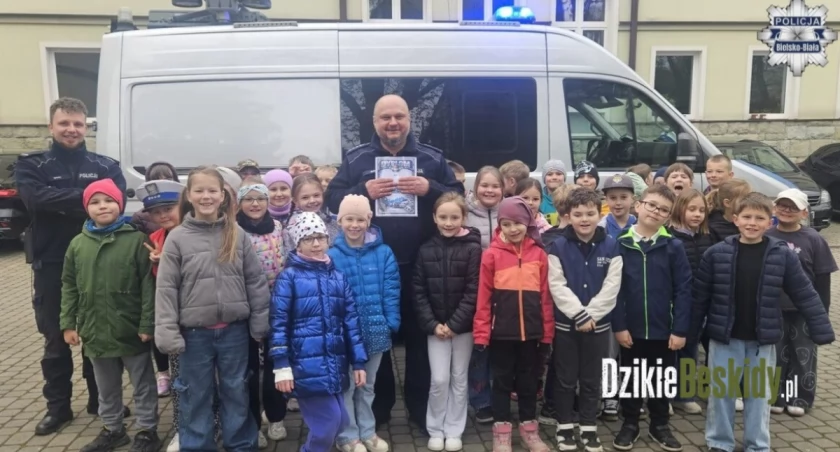 Policjanci ruchu drogowego odwiedzili szkołę w Wapienicy i pokazali sprzęt