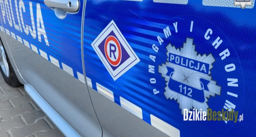 Nocna kolizja na Żywieckiej w Bielsku Białej kierowca potrącił dwa auta i uderzył w barierki