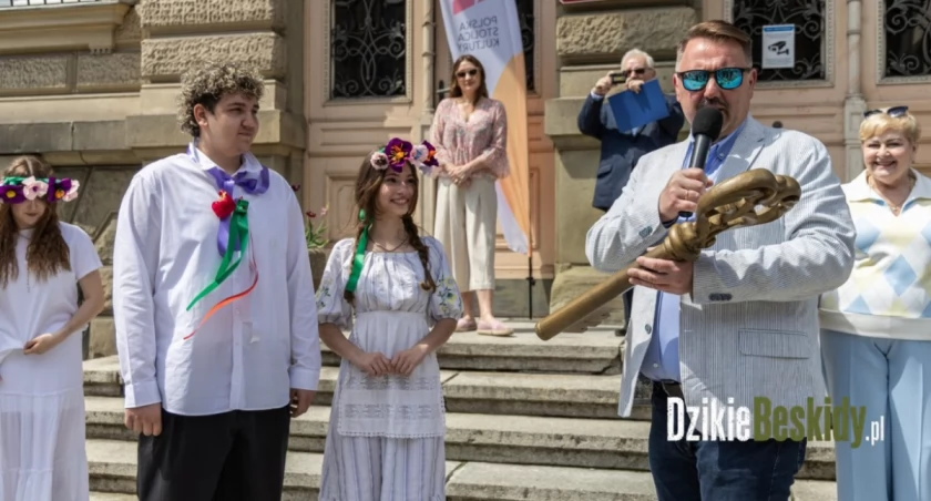 Kolorowy korowód i praktyczne lekcje bezpieczeństwa w Bielsku-Białej