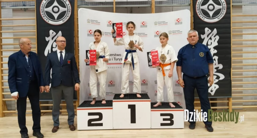 Sukces młodych karateków z Mazańcowic w regionalnych zawodach Kyokushin