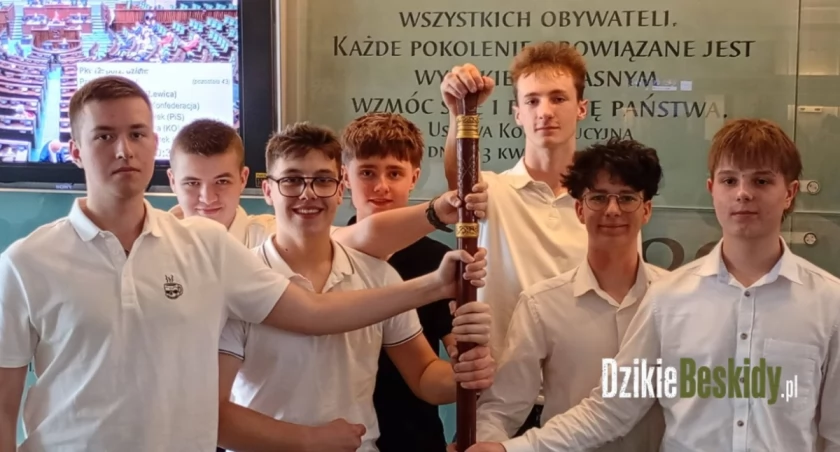Młodzież z Bielska-Białej i Żywca poznaje tajniki polskiego parlamentu podczas wizyty w Warszawie