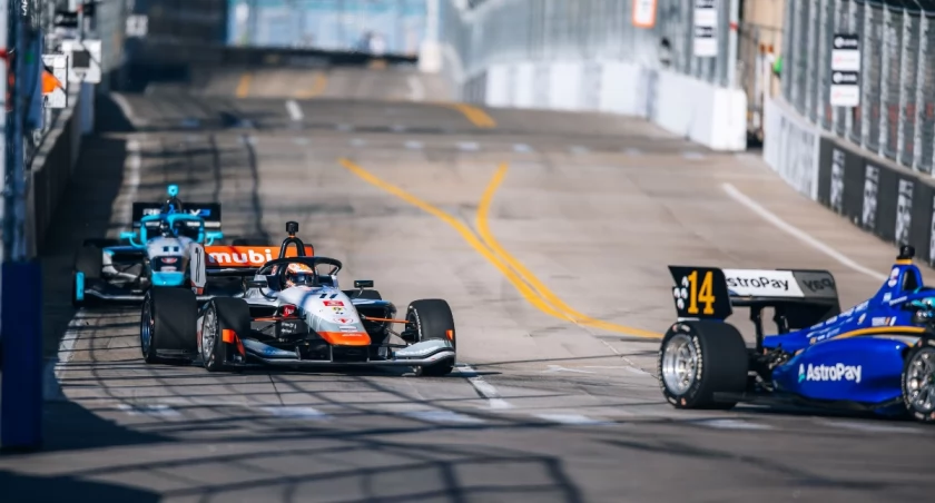 Piąte podium Tymka Kucharczyka w sezonie Indy NXT na wymagającym torze w Detroit