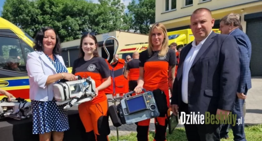 Bielskie Pogotowie Ratunkowe z nowym ambulansem i nowoczesnym wyposażeniem.