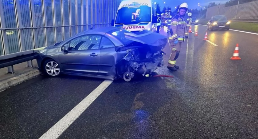 Kolizja na drodze S52 w kierunku Cieszyna Wieczorne zdarzenie z udziałem Peugeot