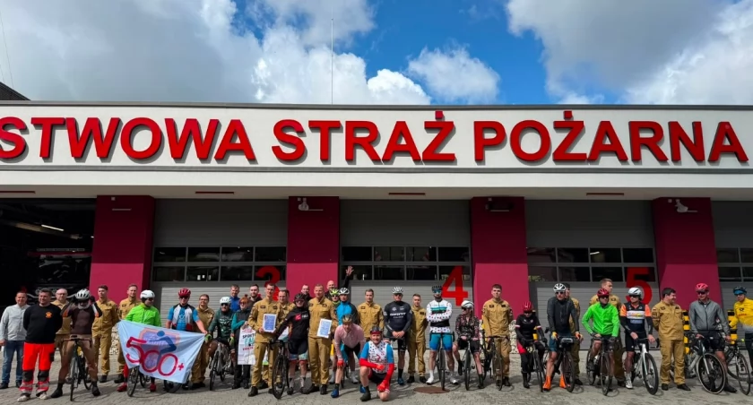 Rowerzyści z akcji 500 Kilometrów Plus odwiedzili strażaków w Cieszynie