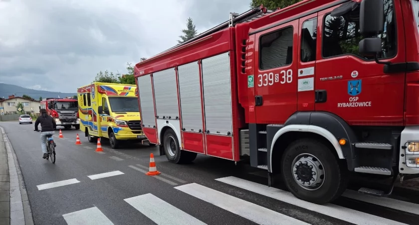 Mężczyzna spadł z wysokości w Rybarzowicach szybko przetransportowany przez LPR