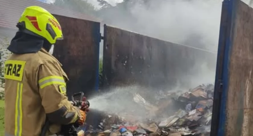 Pożar kontenera z makulaturą w Ustroniu. Szybka akcja strażaków zapobiegła tragedii