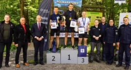 Zdjęcie przedstawia: Rafał Jura zwycięzcą VII Wojewódzkiego Półmaratonu Górskiego w Dolinie Zimnika