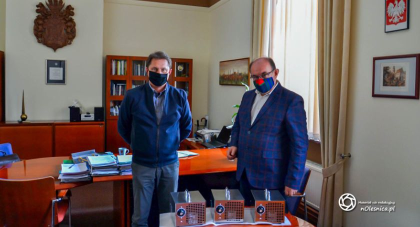 Miasto otrzymało ozonatory do dezynfekcji pomieszczeń od oleśnickiego przedsiębiorcy
