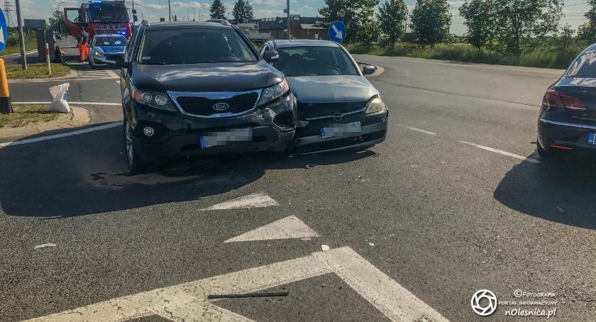 Wypadek trzech aut na węźle Dąbrowa