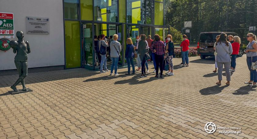 Dzisiaj  na obecność koronawirusa badani są nauczyciele