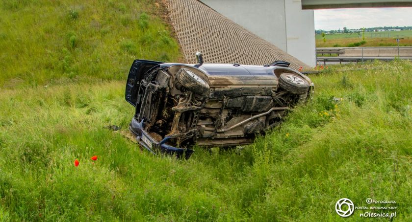 Volkswagen wjechał do rowu i się przewrócił - interweniował śmigłowiec LPR