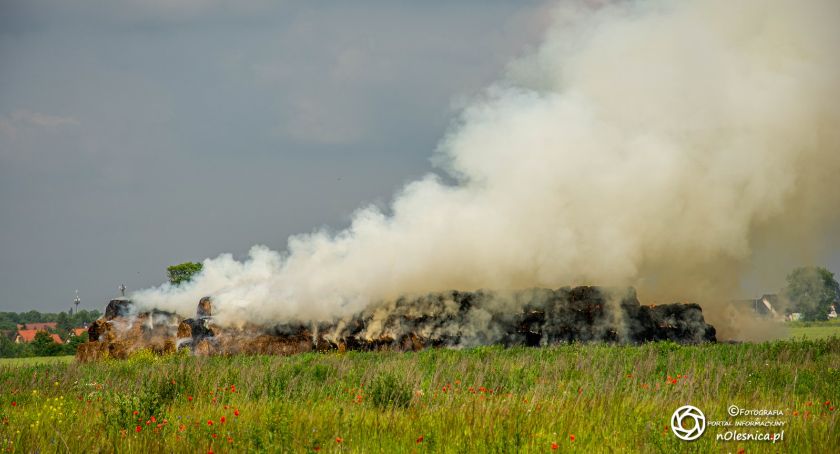 Pożar bel słomy koło Dobrej