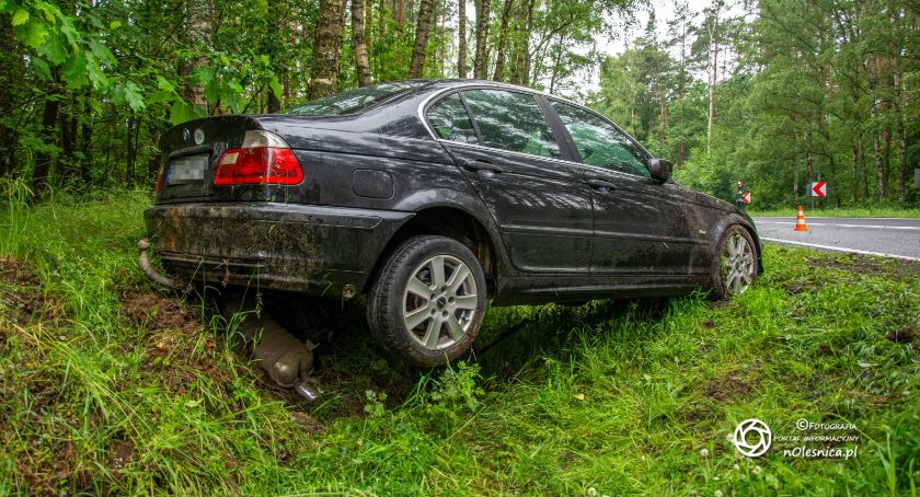 BMW w rowie na trasie DK25