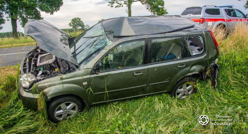 Wypadek koło Świerznej - auto dachowało