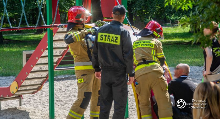 Wypadek na placu zabaw - dziewczynka zawisła na metalowej lince