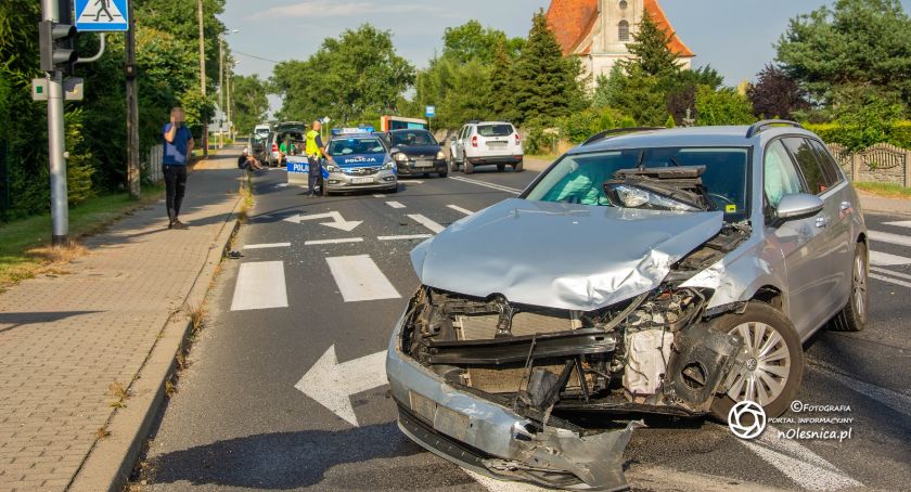Wypadek na skrzyżowaniu w Cieślach